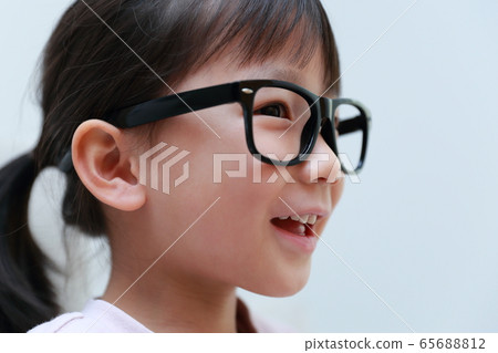 Child (glasses, spectacles, eyesight, myopia, hyperopia, astigmatism, copy space, parenting, child-rearing, female child, infant) 65688812