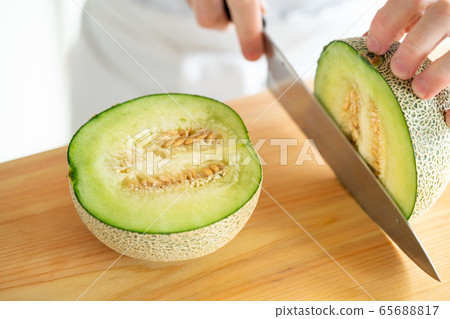 In front of the melon 65688817