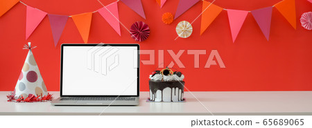 Online Birthday celebration concept with blank Online Birthday celebration concept with blank 65689065