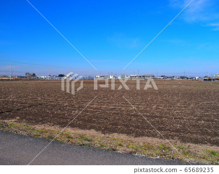 Early spring suburban rice field landscape 65689235