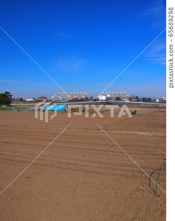Early spring suburban field landscape Early spring suburban field landscape 65689298