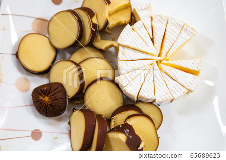 好煙熏奶酪和卡門培爾奶酪作為葡萄酒小吃 65689623