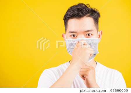 Man wearing face mask protective against 65690009