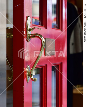 Red door Red door 65690137