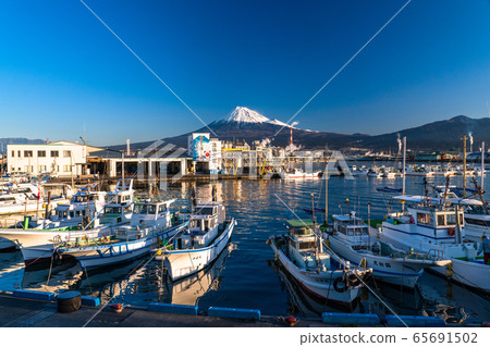 <靜岡縣>富士山和漁船，塔古那拉漁港 65691502