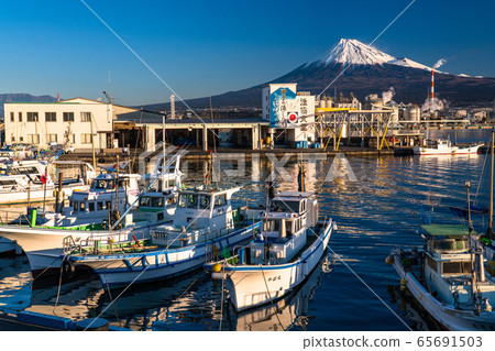 <Shizuoka Prefecture> Mt. Fuji and fishing boat, Tagonoura fishing port 65691503