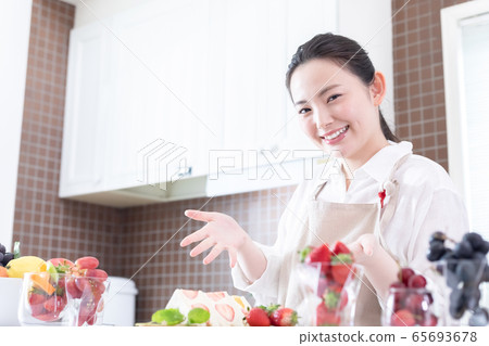 女性水果三明治 65693678