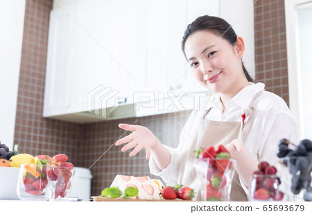 女性水果三明治 女性水果三明治 65693679