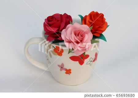 摺紙製成的玫瑰花朵 摺紙製成的玫瑰花朵 65693680