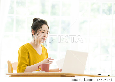 Young Woman Telework Remote Work Online Meeting Online Class 65693771