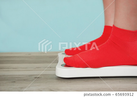 騎著秤的人的腳 65693912