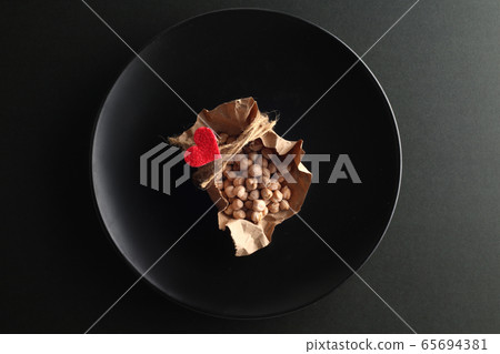 Food danger and humanitarian assistance 65694381