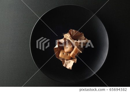 Food danger and humanitarian assistance 65694382