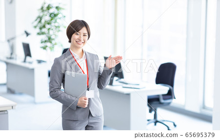 女人辦公室信息 65695379