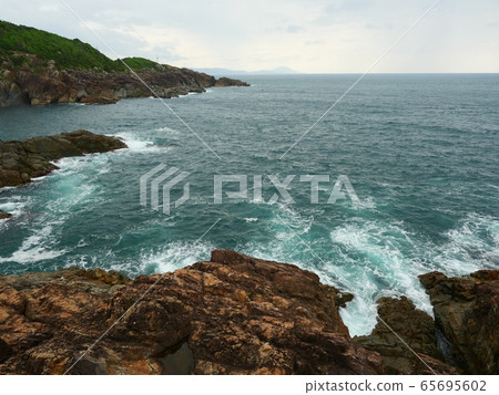 Karaon snake rock in summer Karaon snake rock in summer 65695602