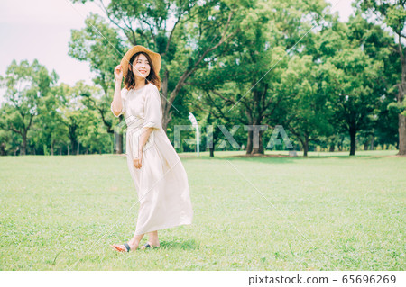 一個年輕女子的夏天形象 65696269