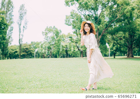 Summer image of a young woman 65696271