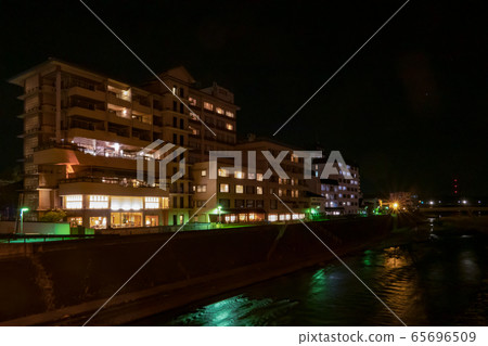 Kumamoto Prefecture Hitoyoshi Onsen Hotel Ayu no Sato Full view of the building and Kuma River Night view Horizontal position at night 65696509