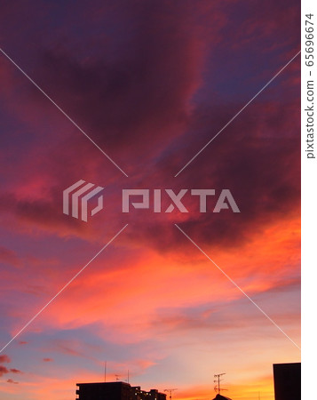 昏暗的雲彩 65696674