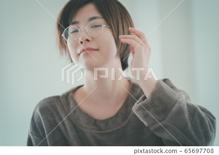 戴眼鏡的女孩 近視眼 醒來 65697708