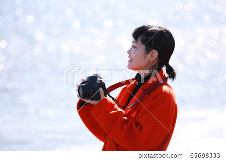 A woman taking a picture 65698333