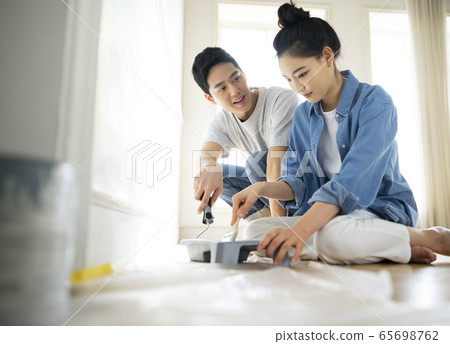 Couple, interior, paint Couple, interior, paint 65698762