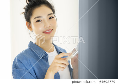 女人,油漆,生活方式 女人,油漆,生活方式 65698779