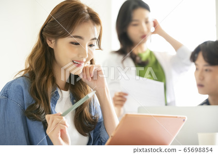 Business, meeting, men and women 65698854