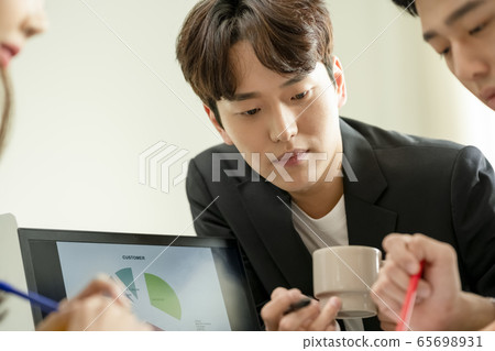 Business, meeting, men and women 65698931