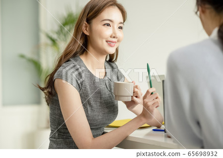 Business, meeting, men and women 65698932