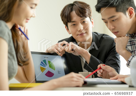 Business, meeting, men and women 65698937