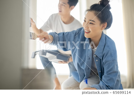 Couple, interior, paint Couple, interior, paint 65699114