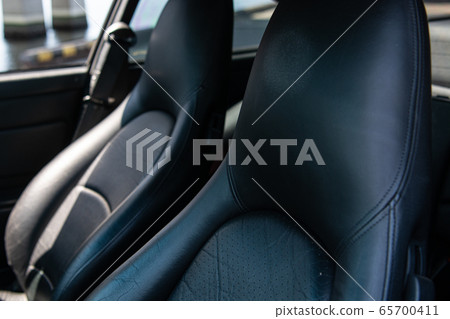 Sports car driver's seat 65700411