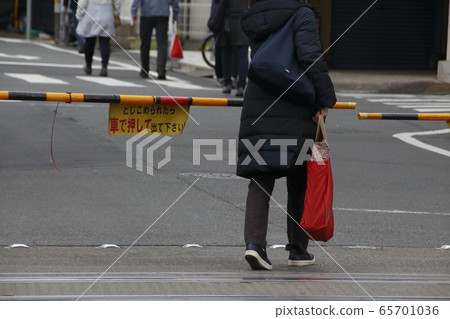 不能穿越鐵路道口的老年人 不能穿越鐵路道口的老年人 65701036