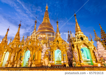 Shwedagon Pagoda in Yangon, Myanmar 65701618