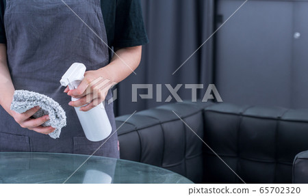 Clean, clean, epidemic prevention office, clean office table surface, housekeeping woman Clean, clean, epidemic prevention office, clean office table surface, housekeeping woman 65702320