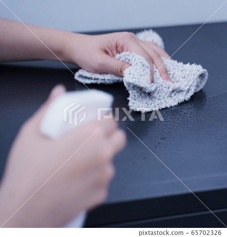 Clean, clean, epidemic prevention office, clean office table surface, housekeeping woman Clean, clean, epidemic prevention office, clean office table surface, housekeeping woman 65702326