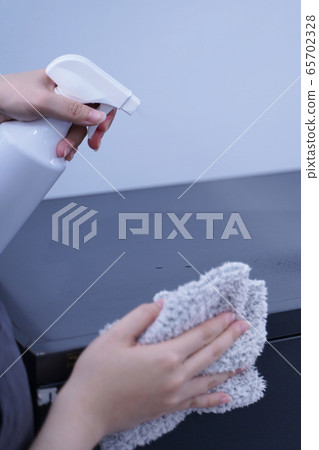 Clean, clean, epidemic prevention office, clean office table surface, housekeeping woman Clean, clean, epidemic prevention office, clean office table surface, housekeeping woman 65702328