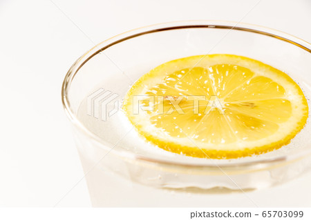 Lemon (slice). Floating on carbonated drinks (image of ciders and soda liquor). 65703099