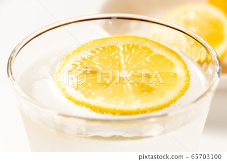 Lemon (slice). Floating on carbonated drinks (image of ciders and soda liquor). Lemon (slice). Floating on carbonated drinks (image of ciders and soda liquor). 65703100