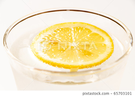 Lemon (slice). Floating on carbonated drinks (image of ciders and soda liquor). Lemon (slice). Floating on carbonated drinks (image of ciders and soda liquor). 65703101