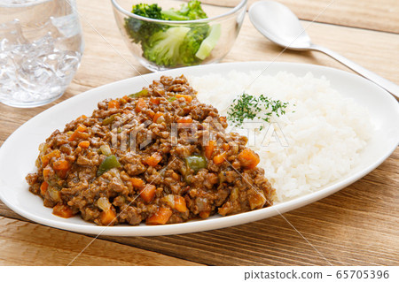 Curry and rice  65705396