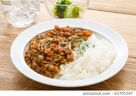 Curry and rice  65705397