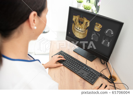 Dental 3D tomography, female dentist at office Dental 3D tomography, female dentist at office 65706004