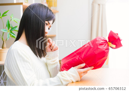 Gift worried woman copy space 65706312