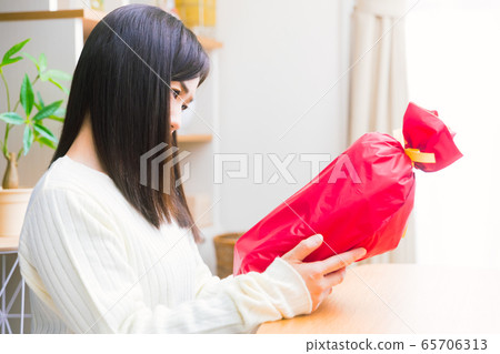 Gift worried woman copy space 65706313