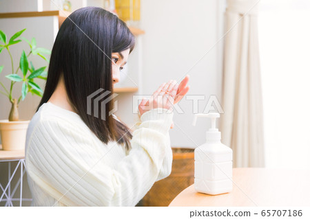 用酒精，手噴霧劑，複製空間消毒的女人 65707186