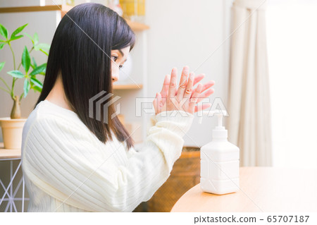用酒精,手噴霧劑,複製空間消毒的女人 用酒精,手噴霧劑,複製空間消毒的女人 65707187