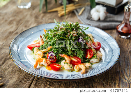 Gourmet salad with arugula and shrimps 65707341