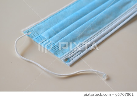 Defective mask with a broken ear white back 65707801